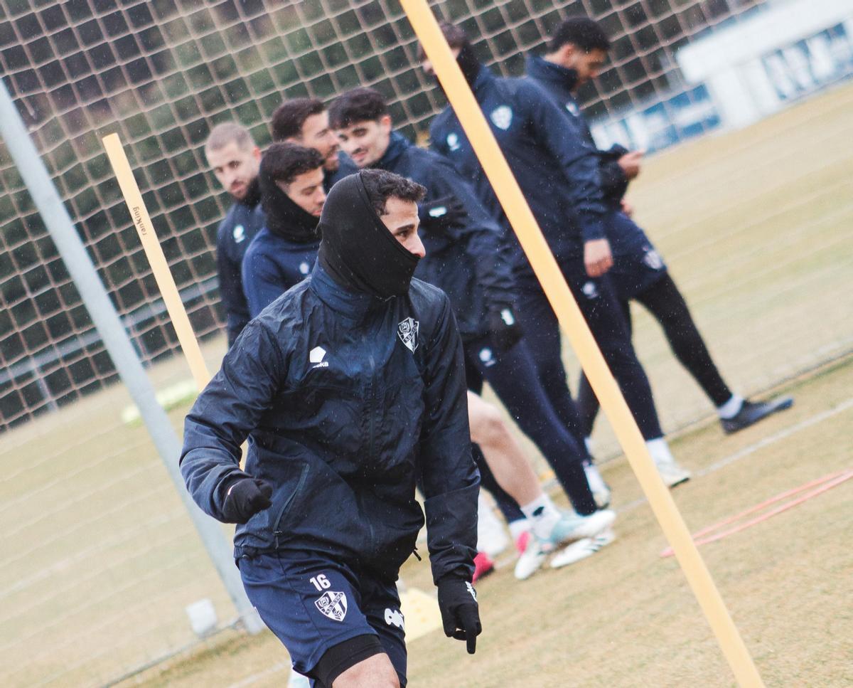 Jesús Álvarez, en untrenamiento del conjunto azulgrana en la Base Aragonesa.