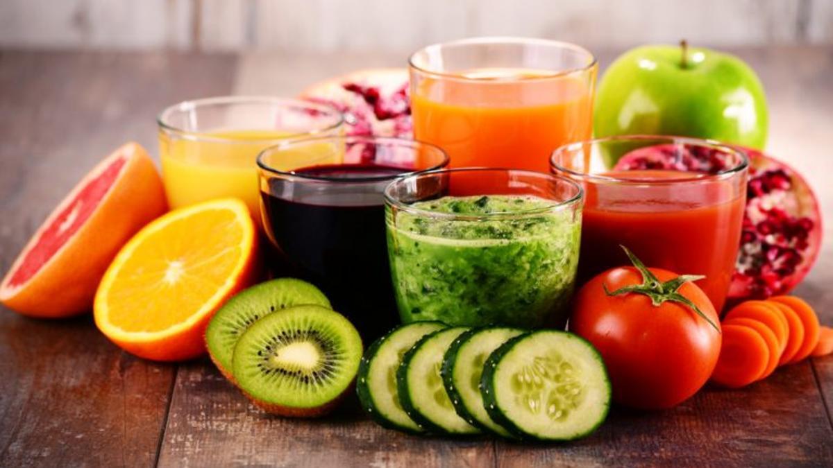 Las vitaminas del grupo C se pueden encontrar en multitud de frutas, además de verduras de hoja verde