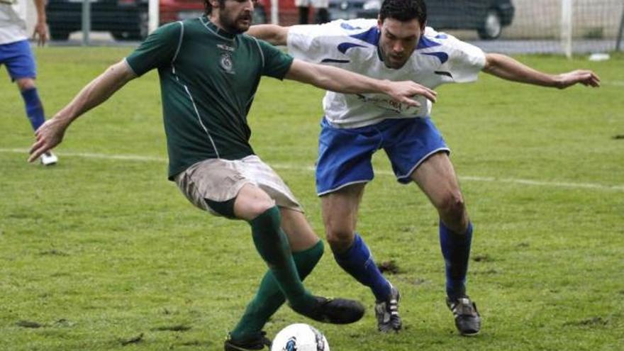 Un jugador del Gondomar controla el balón. // José Lores