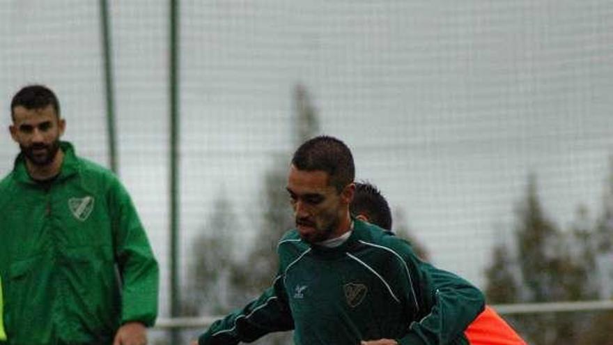 Pablo García, en un entrenamiento con el Coruxo. // FDV