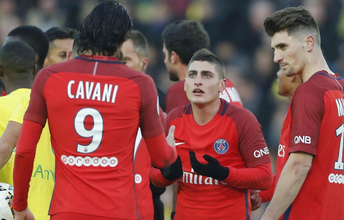 Marco Verratti comparte su incredulidad con Cavani por ver la tarjeta amarilla.