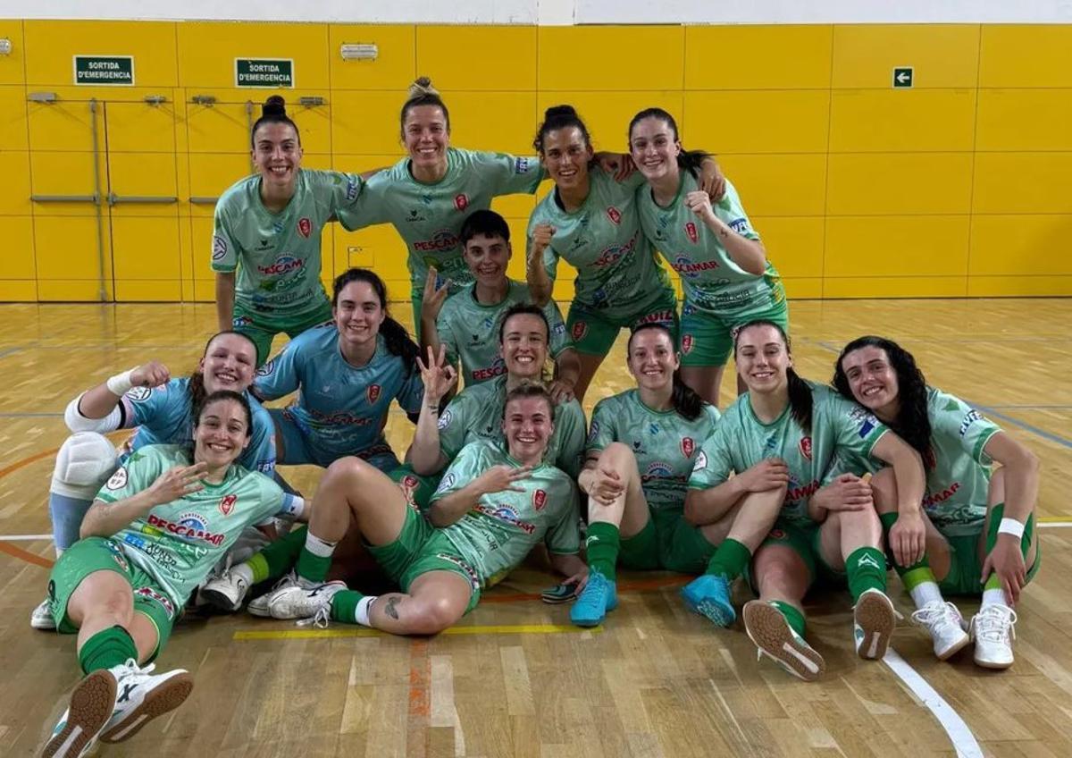 Las jugadoras del Poio celebran el triunfo en Les Moreres. | FDV