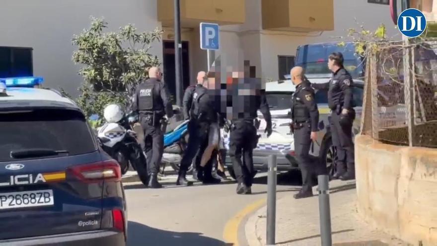 Vídeo: Momento de la detención del hombre que ha allanado una casa con personas dentro