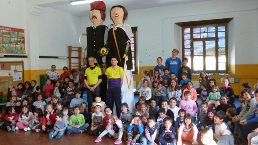 Gegants de la colla particular de Figueres i alumnes del centre