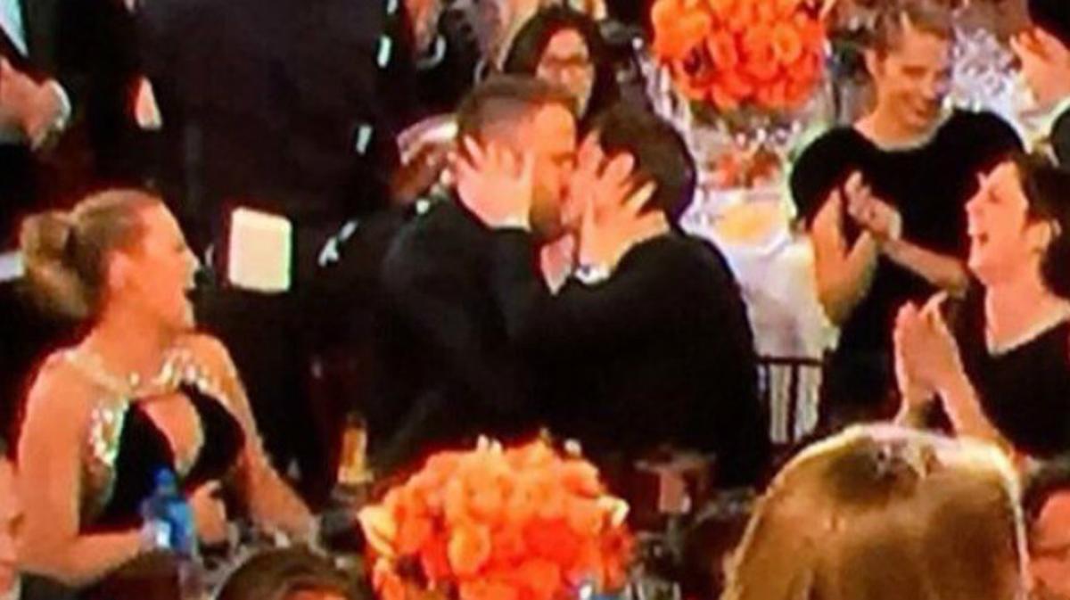 Ryan Reinolds i Andrew Garfield es fan un petó als Globus d’Or.