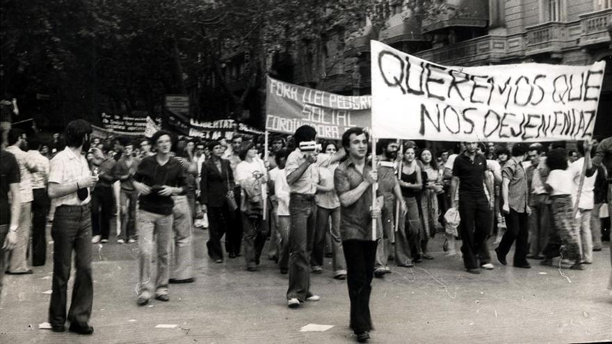 La primera manifestación LGTBI que hubo en España tuvo lugar en Barcelona en 1977, casi dos años después de la muerte de Franco.