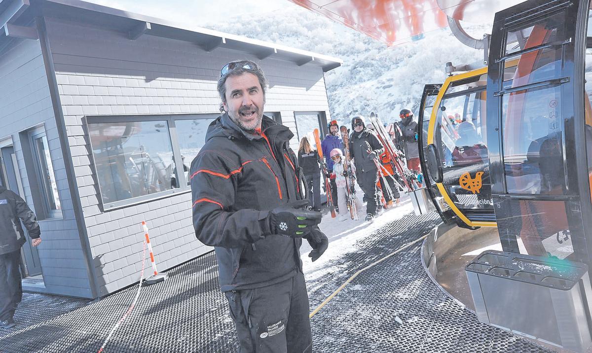 Javier Martínez, junto a la telecabina de Valgrande-Pajares.