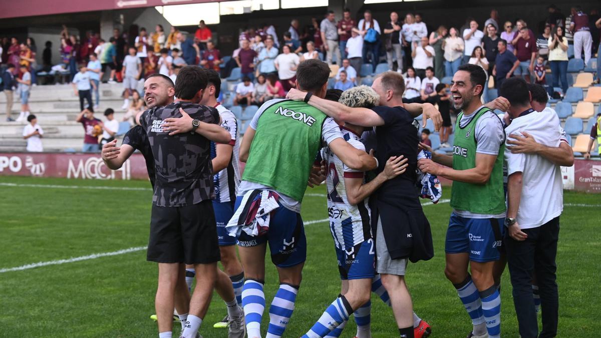 El Real Avilés empata en Pontevedra y consigue la permanencia en Primera Federación