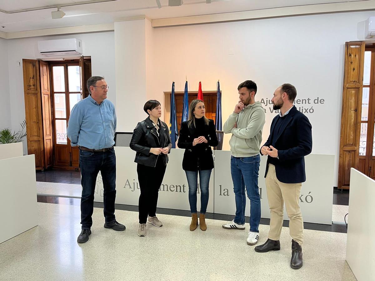 La alcaldesa de la Vall, Tania Baños; Jorge Marqués, concejal de Servicios Sociales, y otros integrantes del equipo de gobierno, durante su comparecencia para anunciar el cierre de la residencia.