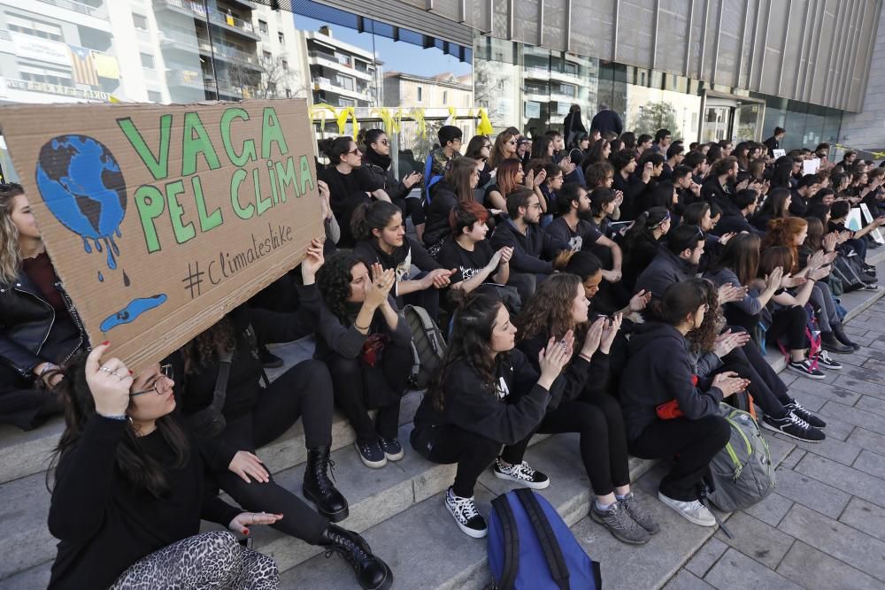 Concentració d''estudiants gironins contra el climàtic davant la seu de la Generalitat