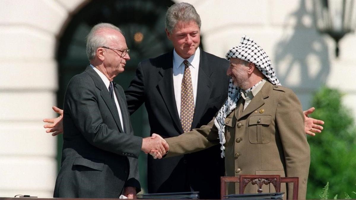 Rabin (izquierda) y Arafat se estrechan la mano ante Clinton en la Casa Blanca,  en septiembre de 1993.
