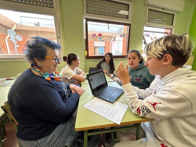 EN IMÁGENES: Así fue la jornada de intercambio generacional en el colegio de Lugo de Llanera