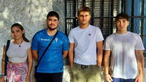 Loli, Francisco Javier, Sergio y Brandon, estudiantes becados por la Universidad de Córdoba, en el barrio de Las Palmeras.