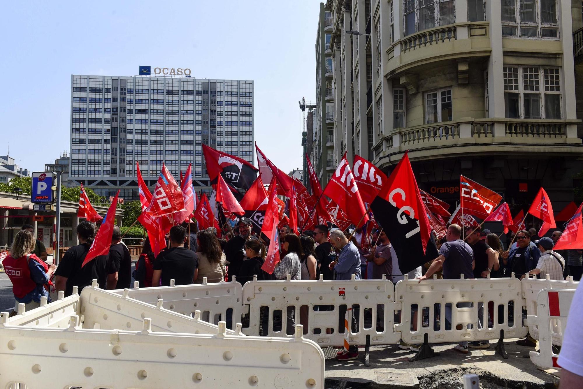 Concentración de trabajadores de Teleperformance en la plaza de Pontevedra