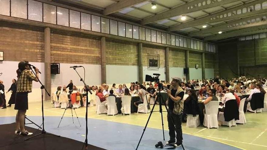 Isabel Risco, en la presentación del acto en el pabellón de Reibón. // Gonzalo N.