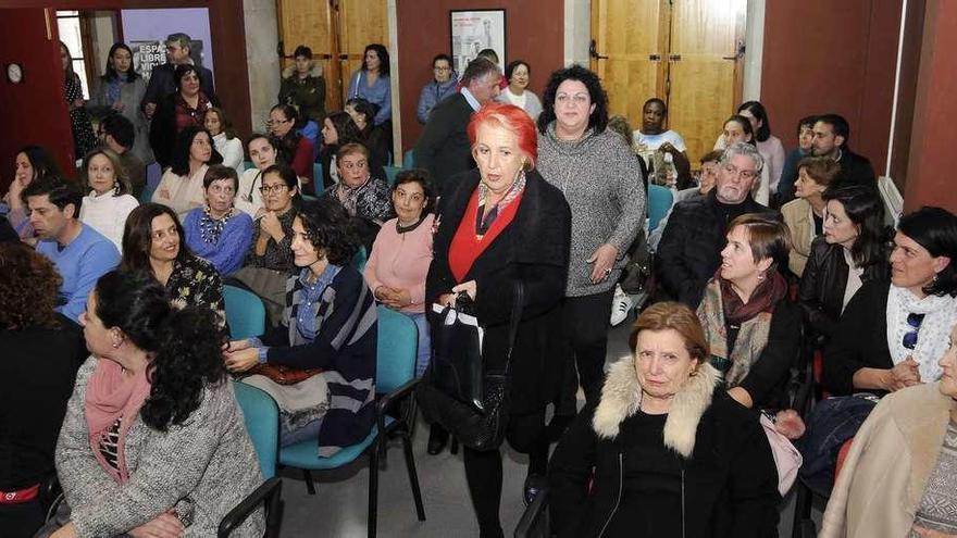 La Casa da Xuventude se quedó pequeña para recibir a Rosa María Calaf. // Bernabé/Javier Lalín