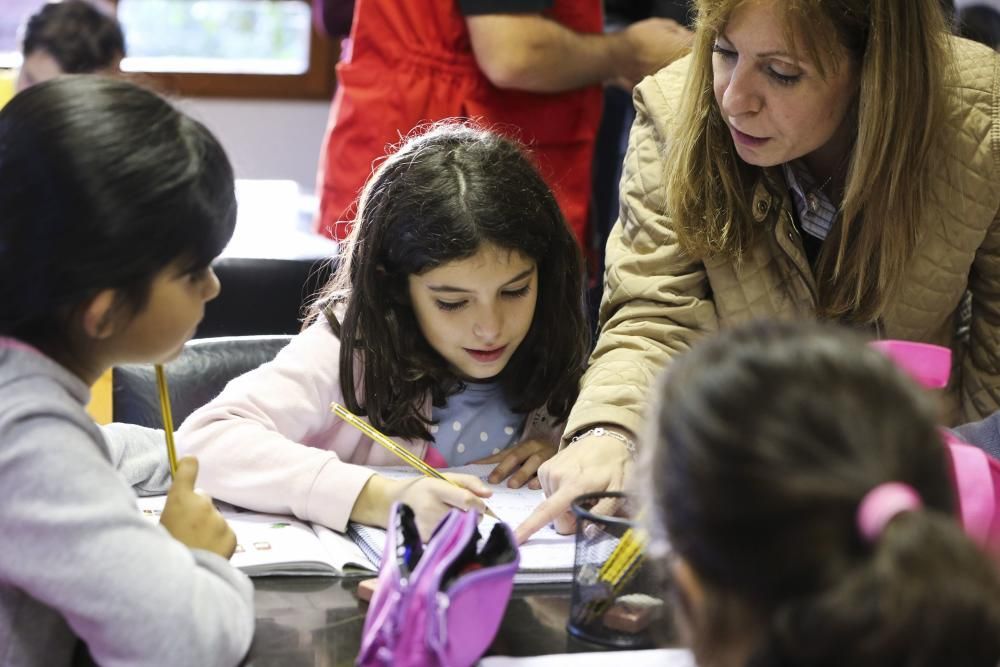 Primer día en las aulas de apoyo escolar en Trubia.