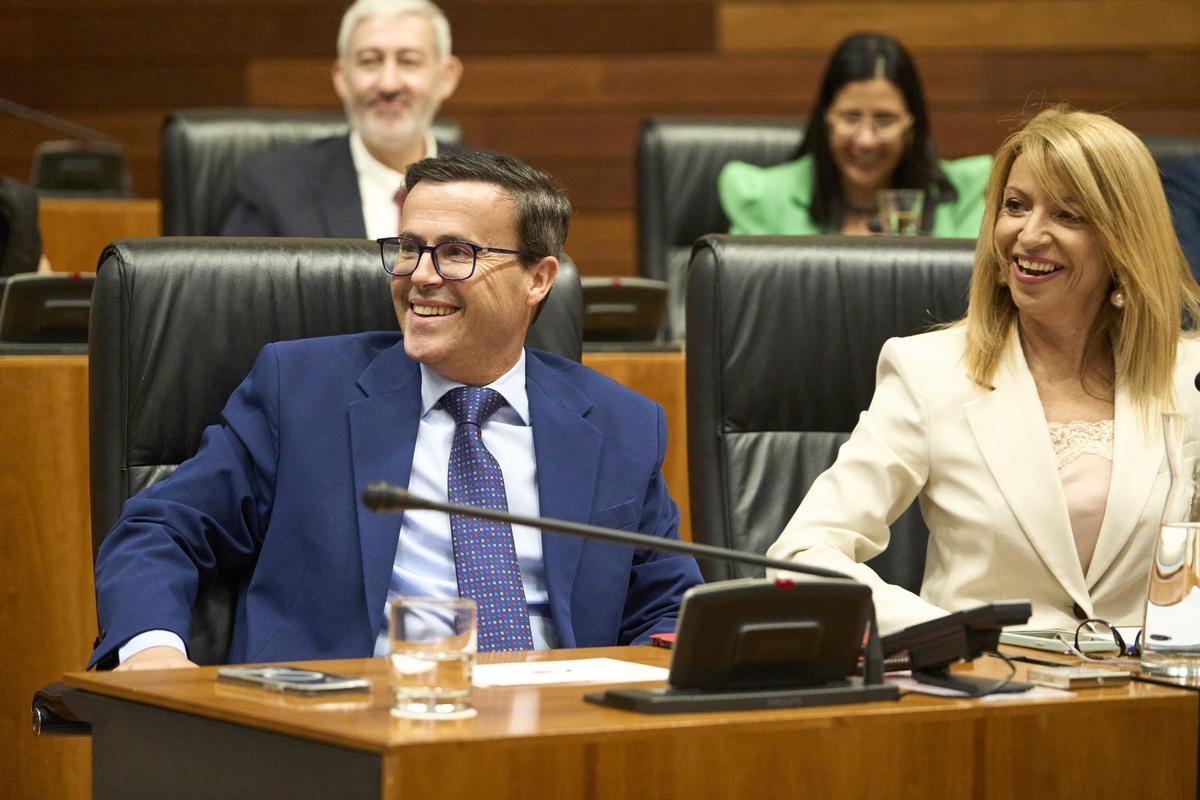 El secretario general del PSOE de Extremadura, Miguel Ángel Gallardo, y la portavoz del PSOE de Extremadura, Piedad Álvarez Cortés, durante un pleno ordinario de la Asamblea de Extremadura, a 29 de mayo de 2025, en Mérida, Badajoz, Extremadura (España).