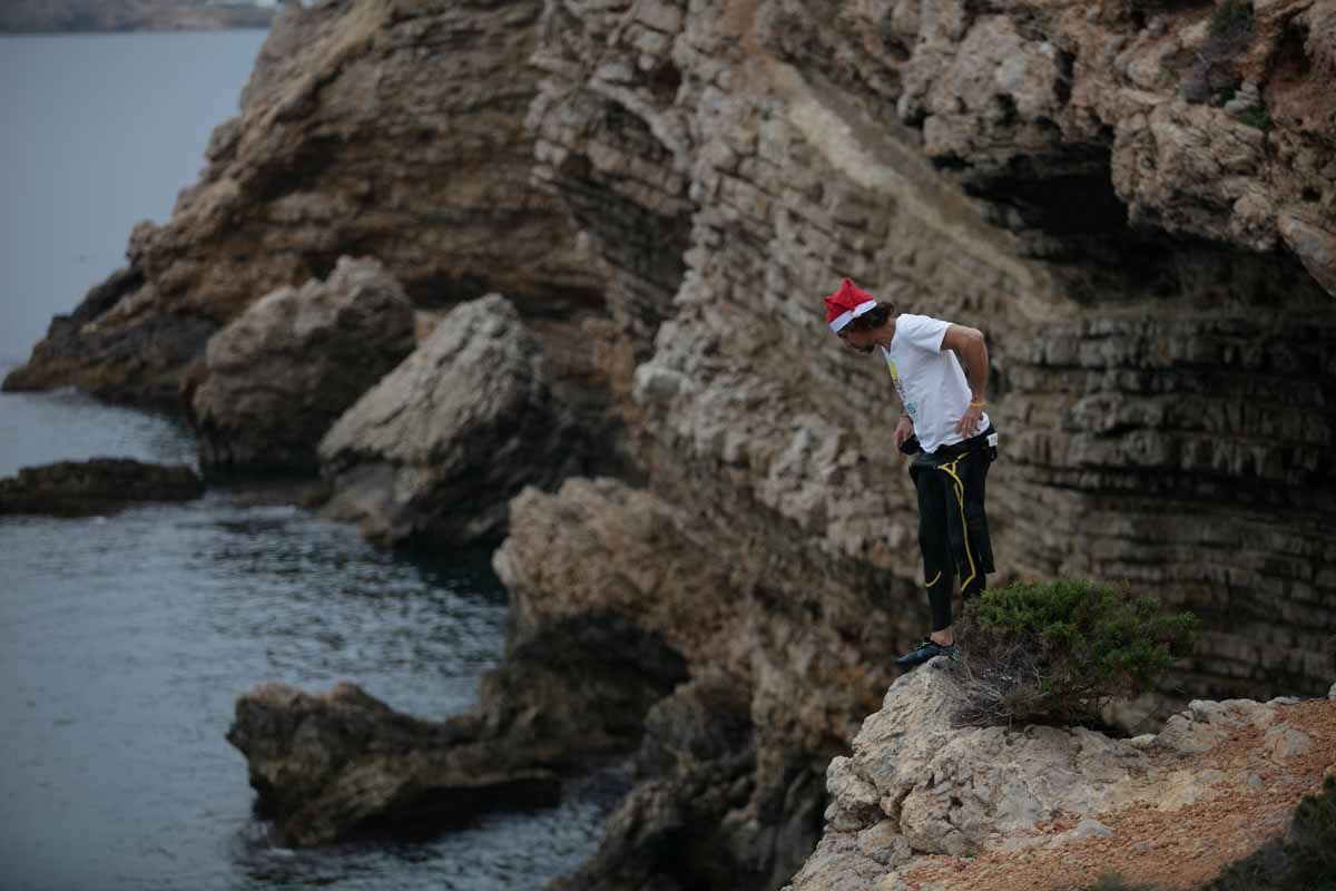 Salto al agua vestidos de Papá Noel