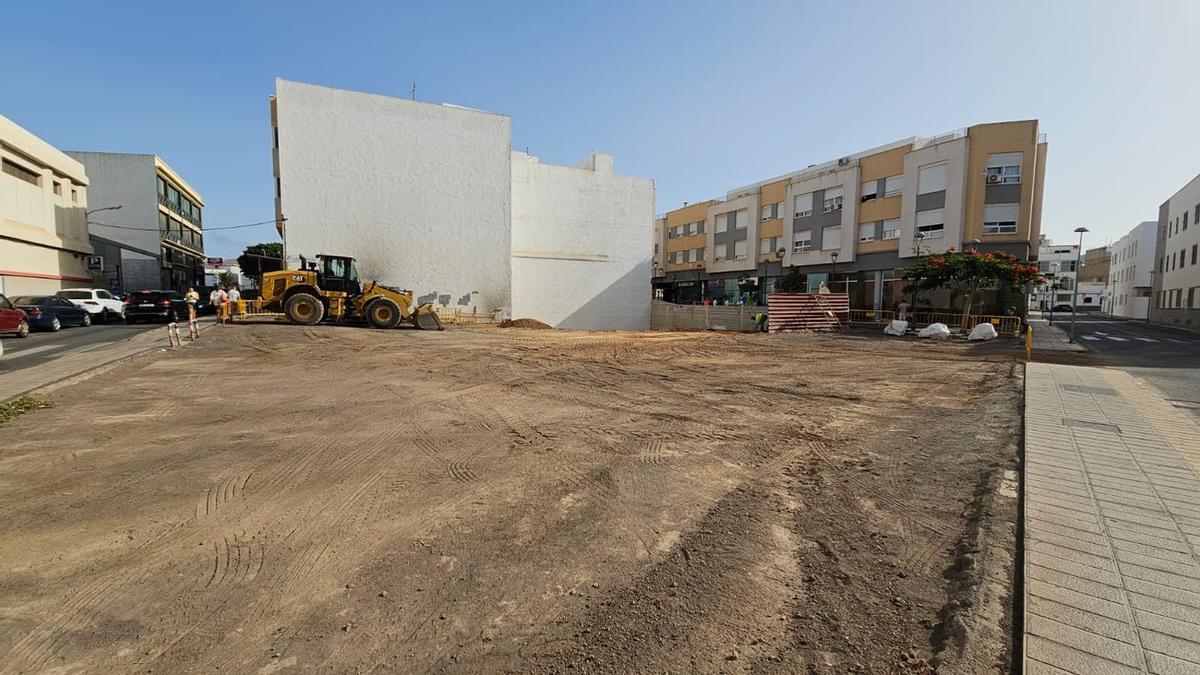 Limpieza del solar insalubre en La Vega, en Arrecife