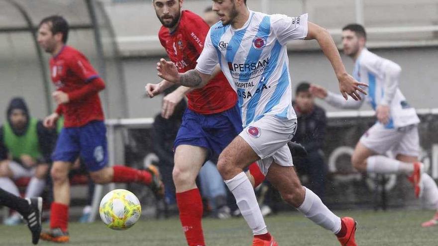 Tiago conduce la pelota ante la marca de un rival del Choco, ayer, en el campo de Santa Mariña de Redondela. // Ricardo Grobas