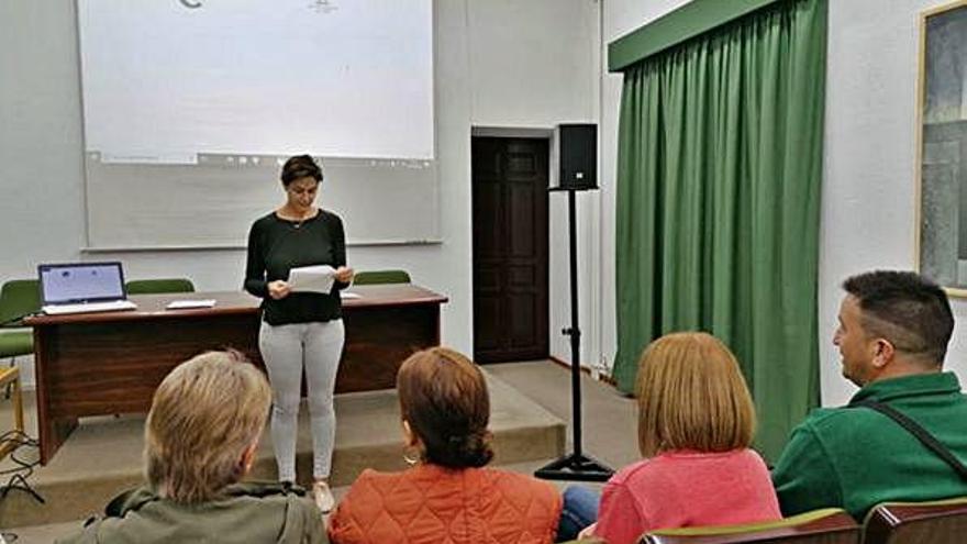 Un momento de la lectura pública celebrada en el salón de actos para recordar a conocidas escritoras.