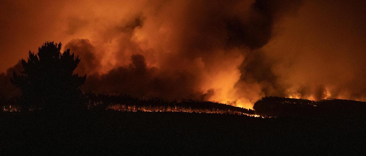 INCENDIO SIERRA DE LA CULEBRA NOCHE