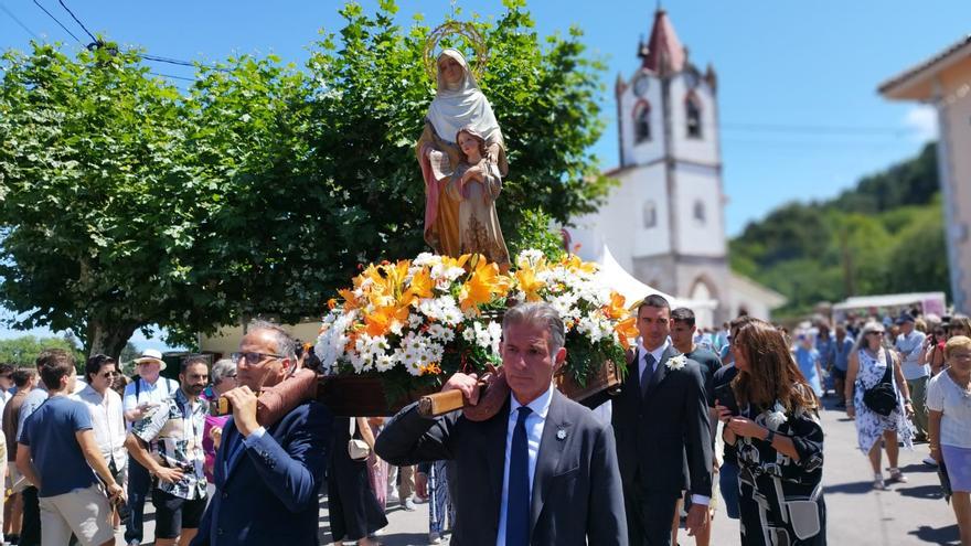 Santa Ana deslumbra en Naves con procesión, folclore y una gran espicha popular