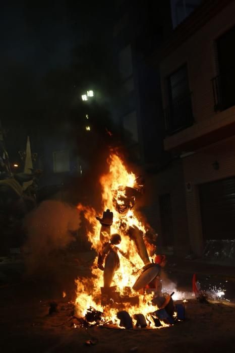 Cientos de personas, la mayoría adolescentes que quisieron disfrutar de la "cremá" y posterior "bañá" de los bomberos, se acercaron al barrio del Calvario para ver arder su hoguera