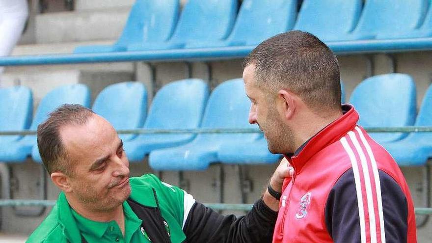 Riveiro y Currás se saludan antes del encuentro de ayer en O Couto. // Iñaki Osorio