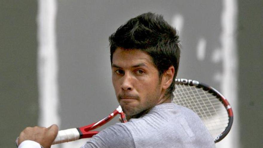 El tenista español Fernando Verdasco golpea la bola durante el entrenamiento que ha realizado hoy en la recién inaugurada &quot;Caja Mágica&quot; de Madrid.