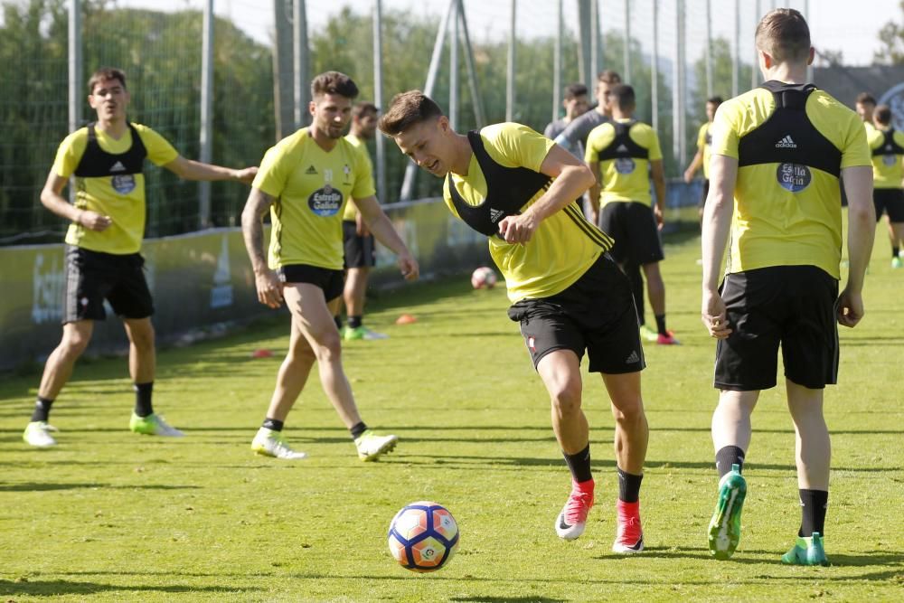 Dos centenares de aficionados jalean al Celta en su regreso a los entrenamientos