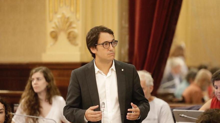 Iago Negueruela duarante su intervención en el pleno del Parlament este martes.