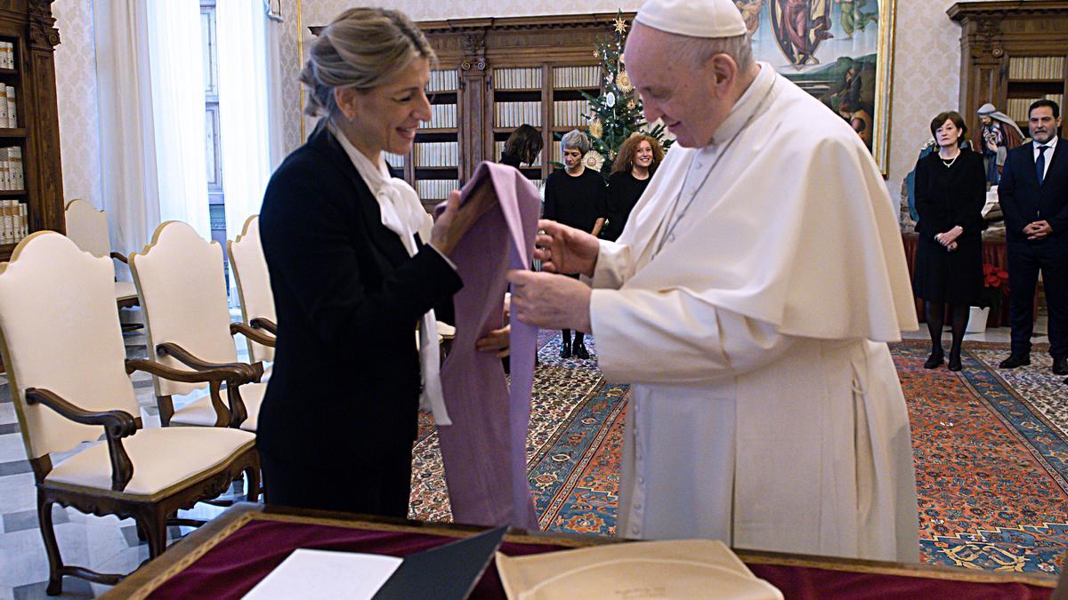 Yolanda Díaz y el Papa Francisco.