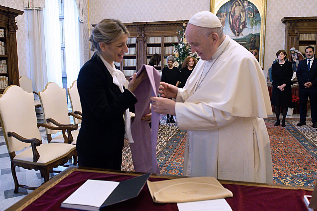 Yolanda Díaz y el Papa Francisco.