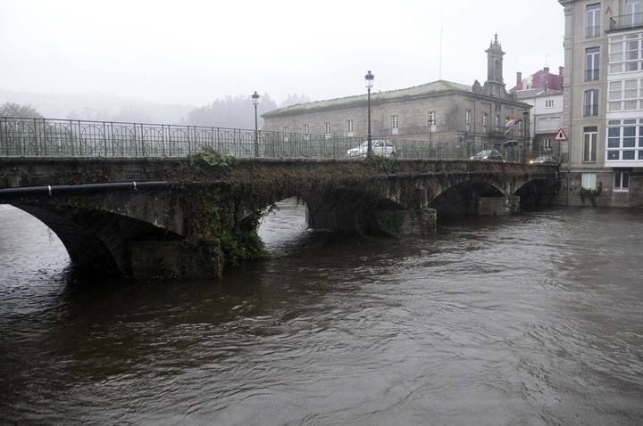 La intensa lluvia provoca la crecida del río Umia