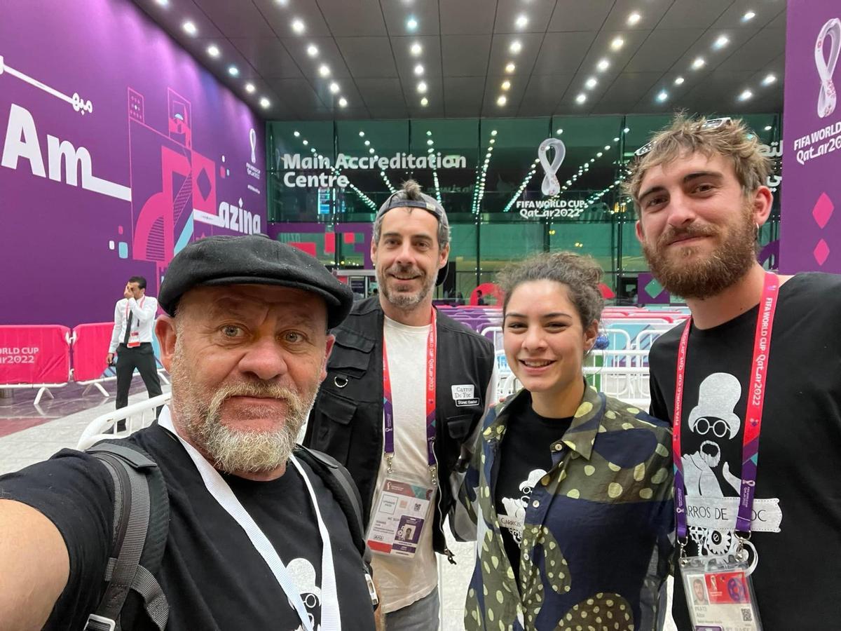 Miguel Ángel Martín, a la izquierda, con parte de su equipo en Qatar.