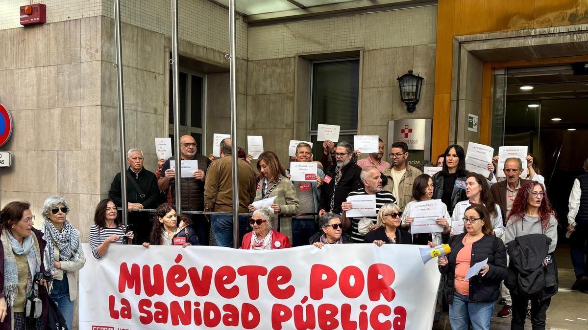Concentración en defensa de la atención Primaria en el centro de salud de Pola de Siero