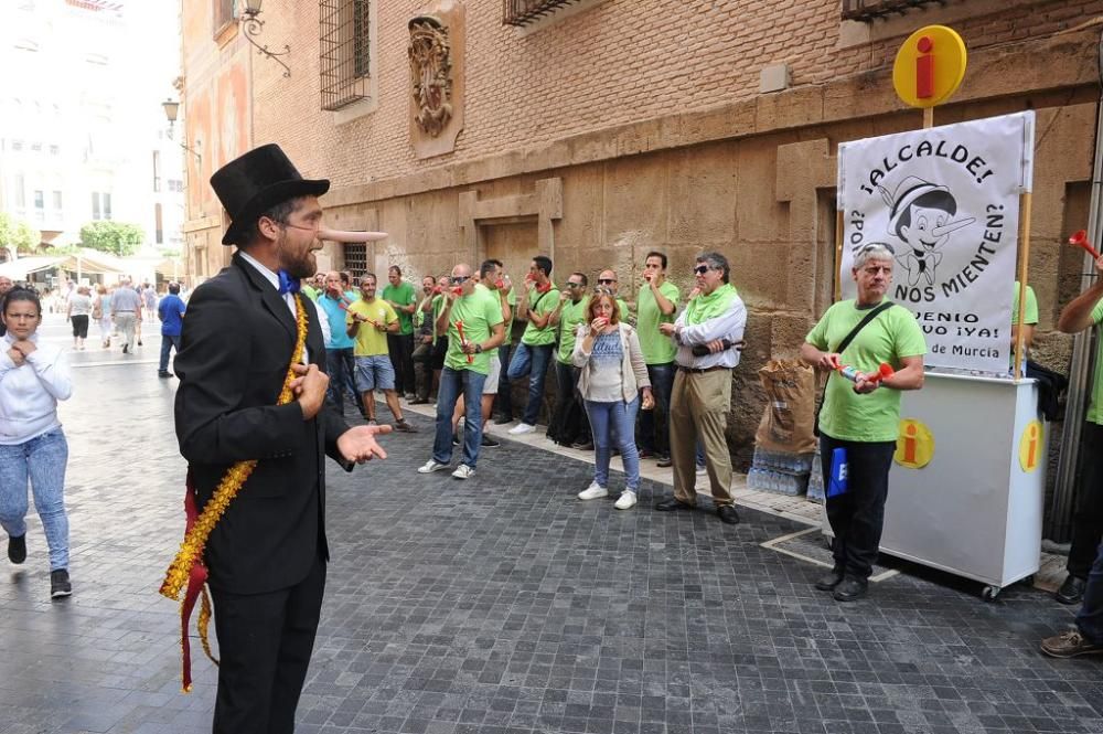 Pleno municipal con protesta