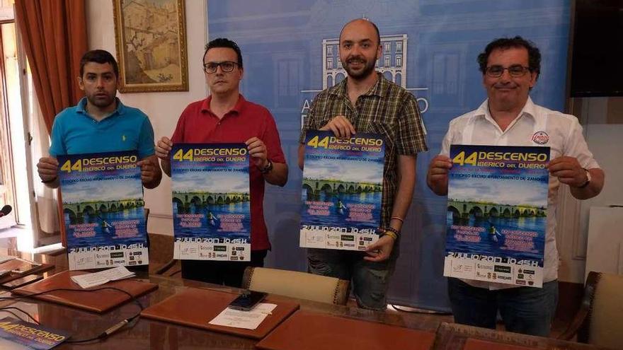 Participantes en el acto de presentación del Descenso Ibérico celebrado ayer en el Ayuntamiento.