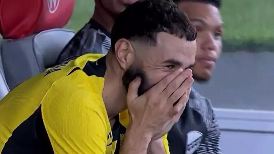 La reacci車n de Karim Benzema al c車rner de Al Aboud
