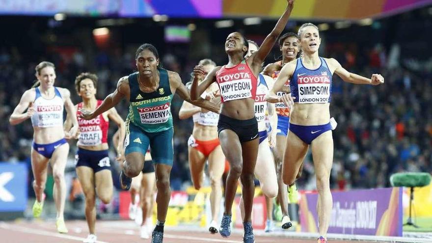 Kypyegon se impone en la meta a Semenya y Simpson. // Efe