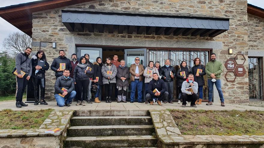 Formación para nuevos apicultores en el Centro de la Miel de Sagallos