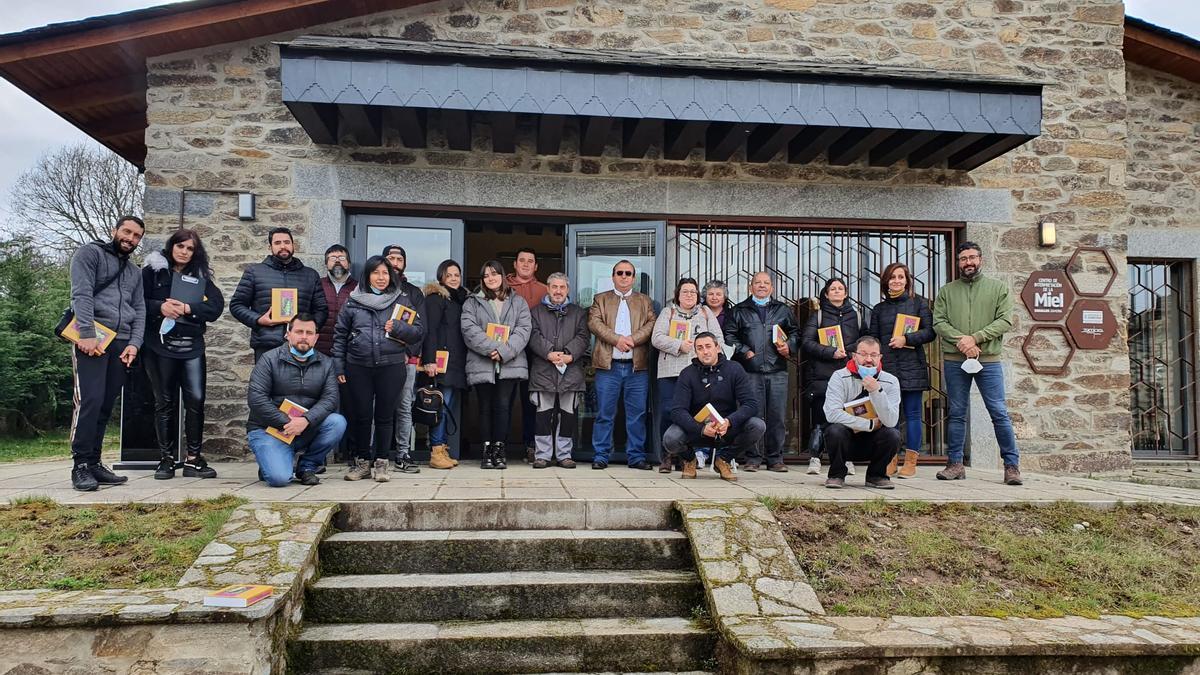 Participantes en el curso de iniciación a la apicultura en Sagallos