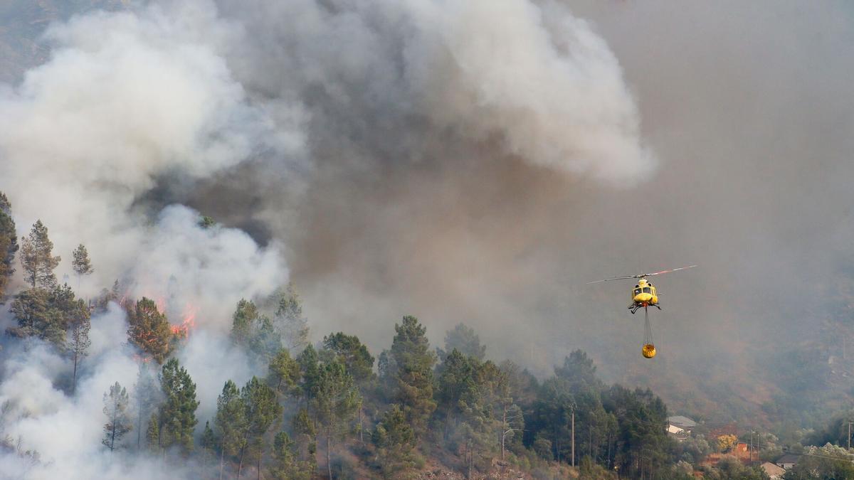 Helicóptero bombardero trabaja para extinguir el fuego.