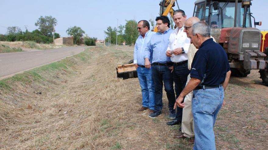 Miembros de la Diputación de Zamora durante su visita a Tierra de Campos por el aumento de topillos.