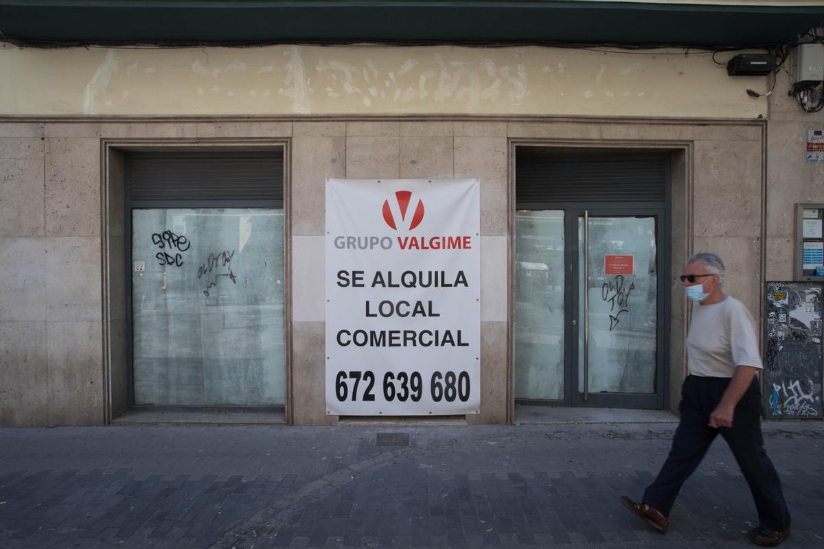 Un local cerrado en el centro de València, en una imagen de archivo.