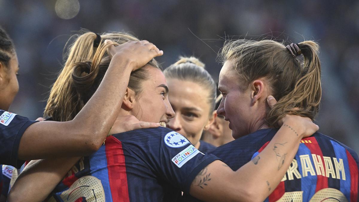 Patri Guijarro felicitada por el resto del equipo tras anotar el quinto gol 