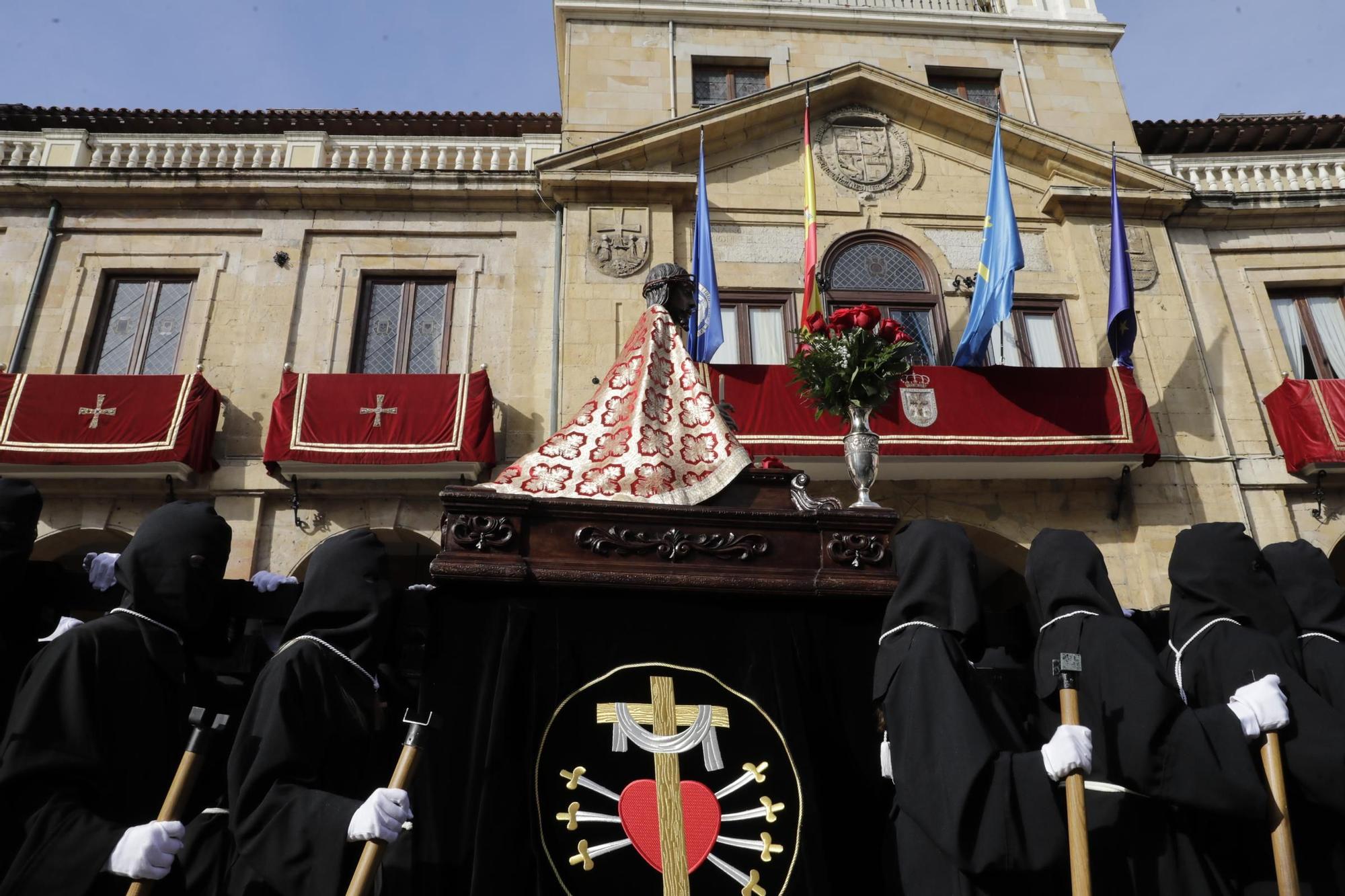 La procesión intergeneracional del Santo Entierro emociona Oviedo