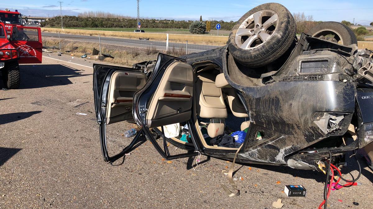 El vehículo volcado en la carretera.